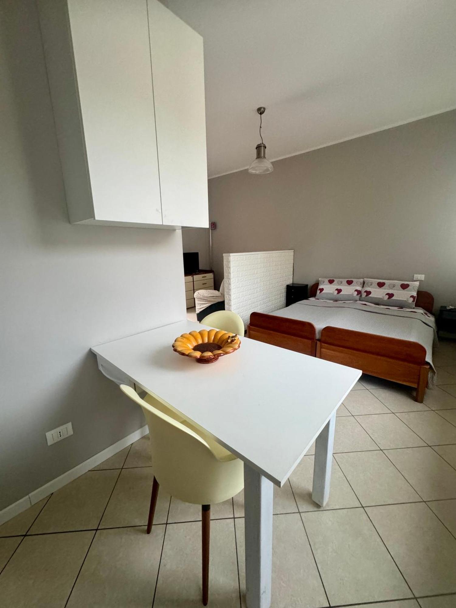 Casa Tito - Accogliente Monolocale A Due Passi Dalla Stazione Cesano Maderno Exteriör bild